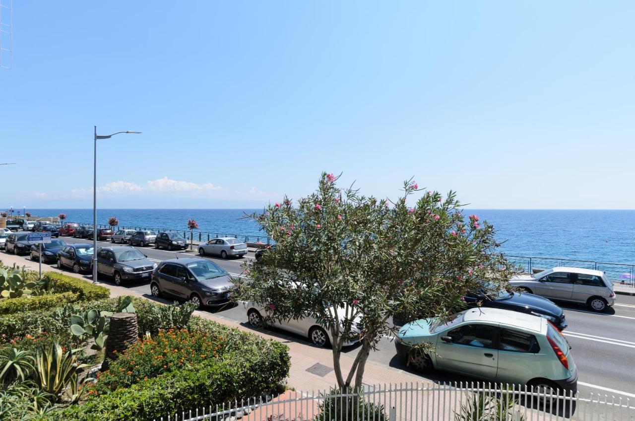 Marina D'Agro Residence Santa Teresa Di Riva Bagian luar foto